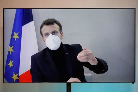 　フランス大統領府は、１７日に新型コロナウイルス感染が確認されたマクロン大統領について、容体は改善していると明らかにした。写真はビデオを通じて会議に参加するマクロン氏。１２月１７日、パリで撮影（２０２０年　代表撮影）