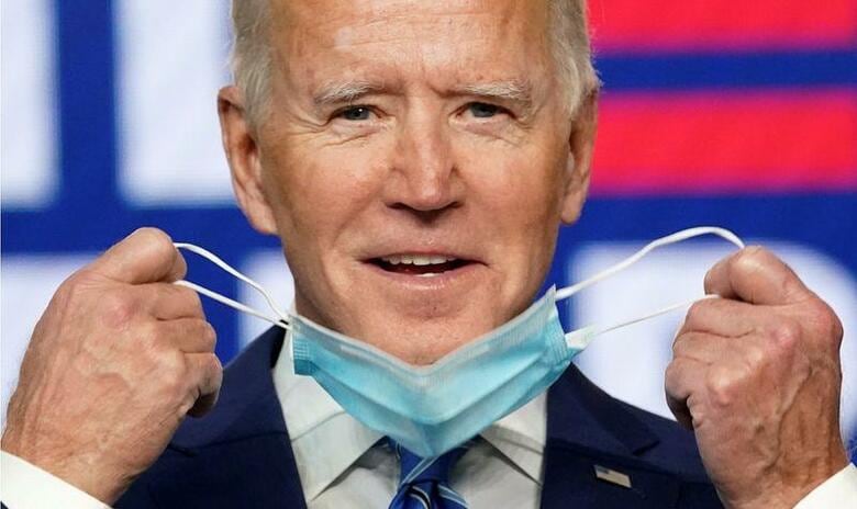 米大統領選は11月４日、開票が進み、民主党のバイデン前副大統領（写真）が、激戦州の中西部ウィスコンシン州とミシガン州を制したもようだ。バイデン氏は会見し、勝利に近づいていると自信を示した。一方、トランプ大統領は、票の集計の停止を求めて法廷闘争に入り、票の再集計も求めている。デラウェア州ウィルミントンで撮影（２０２０年　ロイター/Kevin Lamarque）