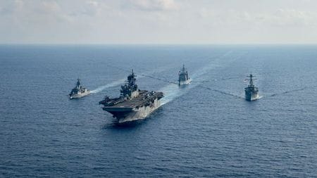 　中国国防省は４月２９日、米軍が中国周辺の空海域で今年に入って活動を活発化しているとして、前線部隊の自制を求めた。写真は南シナ海を航行する米・豪の巡洋艦など、提供写真。２０２０年４月撮影（２０２１年　ロイター/Petty Officer 3rd Class Nicholas Huynh/U.S. Navy）