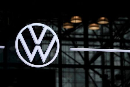 ドイツの自動車大手フォルクスワーゲン（ＶＷ）の経営を実質的に支配しているポルシェＳＥの監査役会長であるウォルフガング・ポルシェ氏は、ＶＷの株価低迷について、創業家であるポルシェ家とピエヒ家がＶＷの議決権の大半を握っている株主所有構造が原因ではないとの見方を示した。写真は、VWのロゴ。２０２３年４月５日にNYで撮影。（２０２３年　ロイター／David \'Dee\' Delgado）