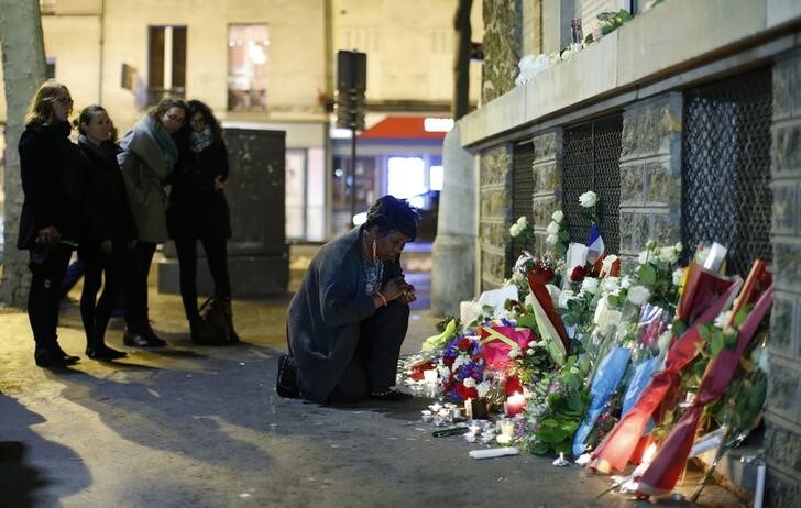 １１月１６日、国際的なシンクタンクである経済平和研究所（ＩＥＰ）は、テロによる死者が昨年、世界全体では１０％減少したが、経済協力開発機構（ＯＥＣＤ）加盟国では６５０％増加したとの報告書を発表。写真は１３日、１３０人が犠牲となった同時攻撃から１年を迎えたパリで、現場に置かれた死者を追悼する花束（２０１６年　ロイター/Gonzalo Fuentes）