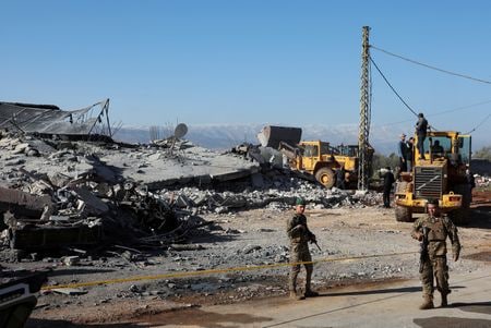 イスラエル軍は２１日、レバノン東部ベカー高原にある親イラン武装組織ヒズボラの武器庫を夜間に空爆したと発表した。ベカー高原でのイスラエルの空爆、３月１２日撮影。（2024年　ロイター/Mohamed Azakir/File Photo）