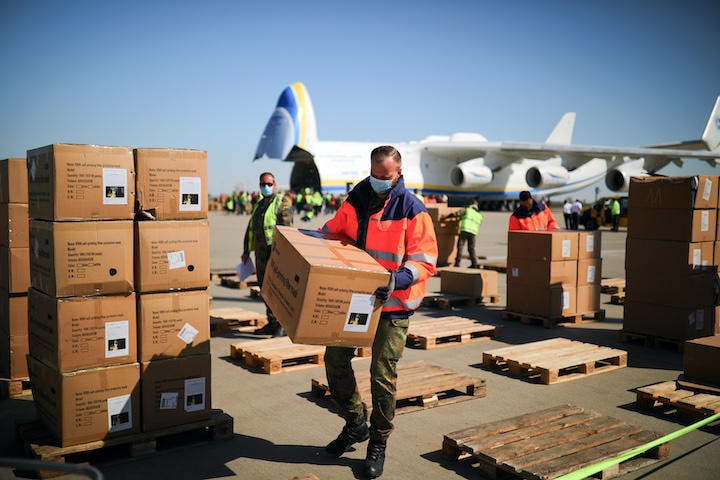 中国から送られたマスクの荷下ろしをするドイツ軍兵士（4月27日、ライプチヒ）　Kim Hong-Ji-REUTERS