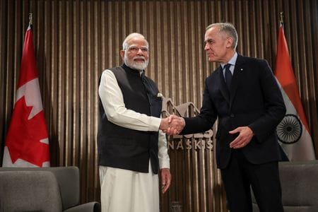 　インド政府は２３日、外交上の対立を受けて中断していたカナダとの貿易交渉を再開することで合意したと明らかにした。写真はインドのモディ首相（左）とカナダのカーニー首相。アルバータ州カナナスキスで６月撮影（２０２５年　ロイター／Amber Bracken）