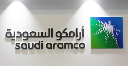 　１１月１８日、世界の株式指数を算出するＭＳＣＩは、近く株式を上場するサウジアラビア国営石油会社サウジアラムコの主要指数への組み入れを、手続きの迅速化によって早ければ１２月に実施する考えを明らかにした。写真はアラムコのロゴ。バーレーンのマナーマで２０１７年３月撮影（２０１９年　ロイター／Hamad I Mohammed）
