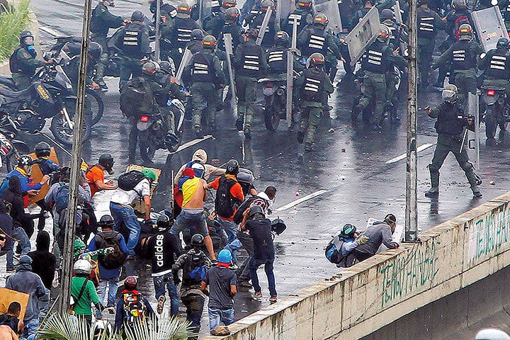 首都カラカスをはじめ、国内各地で相次ぐ反政府デモでは治安部隊との衝突で多数の死者や負傷者が（6月19日）　Christian Veron-REUTERS