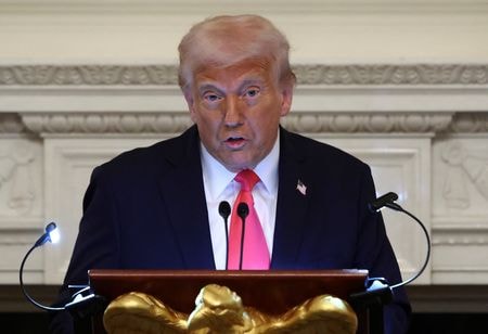 　３月２９日、トランプ政権は米政府と契約を結んでいる一部のフランス企業に対し、ＤＥＩ（多様性・公平性・包摂性）プログラムを禁止する大統領令に従うよう求めており、米国の政策が国外にも適用され、欧州企業の慣行に影響を及ぼす可能性がある。写真はトランプ米大統領。ワシントンで２７日撮影（２０２５　ロイター／Evelyn Hockstein）