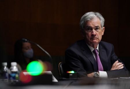 米連邦準備理事会（ＦＲＢ）がここ数カ月で実施した複数回の利上げと銀行危機への対応について批判が出る中、ホワイトハウスは２０日、バイデン大統領はＦＲＢのパウエル議長（写真）を引き続き信頼していると表明した。２０２０ねん９月撮影（２０２３年　ロイター/Toni L. Sandys）