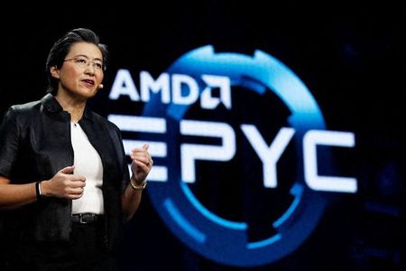 米半導体大手アドバンスト・マイクロ・デバイシズ（ＡＭＤ）は４日、ノート型パソコン向けＣＰＵ（中央演算処理装置）の新製品「Ｒｙｚｅｎ（ライゼン）６０００」を米ラスベガスで開幕したデジタル技術見本市「ＣＥＳ」で発表した。写真は、同社のロゴとリサ・スーＣＥＯ。2019年1月9日に米ラスベガスで撮影。（2022年　ロイター／Steve Marcus）