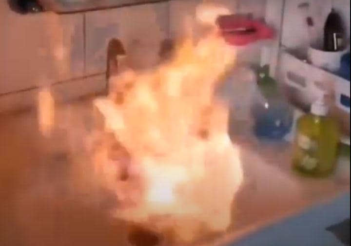 水道水にライターを近づけると発火した　People’s Daily, China/YOUTUBE
