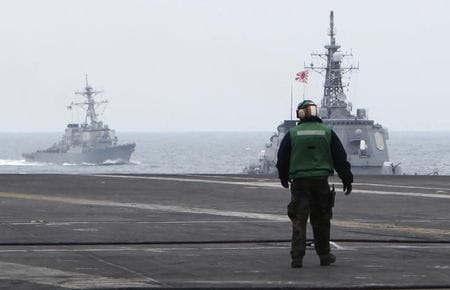 　５月８日、中国が領有権を主張する南シナ海の海域近くで、海上自衛隊とフィリピン海軍が１２日に共同訓練を計画していることが明らかになった。写真右は海上自衛隊の護衛艦「きりしま」昨年１１月撮影。資料写真（２０１５年　ロイター/Tim Kelly）
