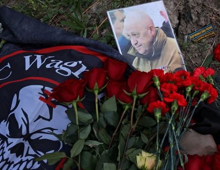 墜落死したとみられるロシア民間軍事会社ワグネルの創設者、エフゲニー・プリゴジン氏の短いインタビュー動画が公開された。国にうそをつくなら殺されたほうがましといった趣旨の発言や、飛行機の崩壊という表現も使っており反響を呼んでいる。サンクトペテルブルクでのプリゴジン氏の追悼、２４日撮影。（2023年　ロイター/Anastasia Barashkova /File Photo）