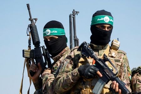 イスラエル政府のレヴィ報道官は、イスラム組織ハマスとの戦闘休止について、パレスチナ自治区ガザで拘束されている人質が解放されず、ハマスがガザ地区の支配を継続する場合、イスラエルは合意しないと述べた。昨年７月、ガザで撮影（２０２４年　ロイター/Ibraheem Abu Mustafa/File Photo）
