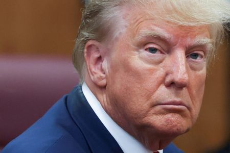 米大統領選の共和党候補指名が確実なトランプ前大統領が米石油会社首脳らとの会合で、バイデン政権の環境規制や政策の多くを破棄すると明言し、自身の大統領選のために１０億ドルの献金を求めたことが分かった。２０２３年４月撮影（２０２４年　ロイター/Andrew Kelly）