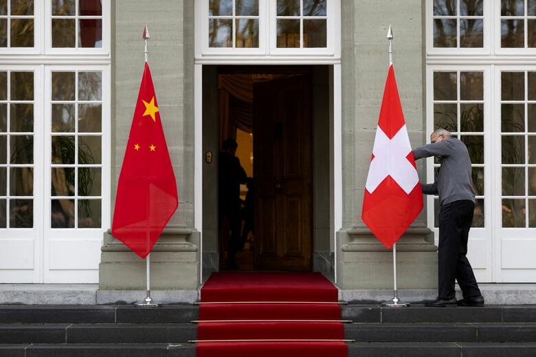 写真はスイスと中国の国旗。2024年1月、スイスのベルン近郊ケールザッツで代表撮影。REUTERS/Peter Klaunzer
