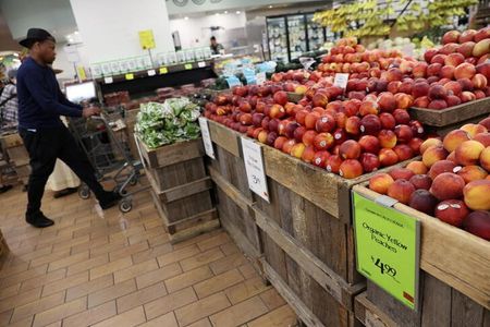 ４月１７日、米連邦準備理事会（ＦＲＢ）のボウマン理事は、インフレ抑制が停滞している可能性があり、金利が２％のインフレ目標に戻るのに十分に高い水準にあるか疑問だとの認識を示した。写真はニューヨークのスーパーマーケットで２０２２年６月撮影（２０２４年　ロイター／Andrew Kelly）