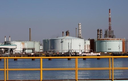 　８月１７日、アジア時間の原油先物は小幅上昇。米原油在庫の減少が背景。前日は下落していた。写真は横浜の製油所。２月に撮影（２０１７年　ロイター／Kim Kyung Hoon）