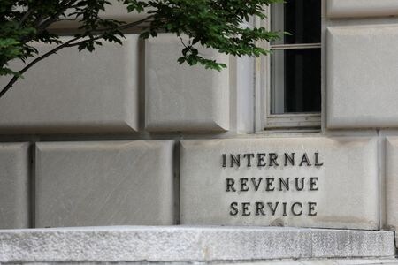 　４月７日　米内国歳入庁（ＩＲＳ）は６日、今後２年間で３万人近い職員を新規に採用するとともに新たな技術を導入すると発表した。写真は２０２１年５月、ワシントンで撮影（２０２３年　ロイター／Andrew Kelly）