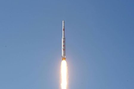 　２月２５日、米国は、１月に核実験を実施した北朝鮮に対する制裁強化決議の草案を国連安全保障理事会に２５日に提出する。写真は北朝鮮が発射した長距離弾道ミサイル。KCNA7日提供（２０１６年　ロイター）