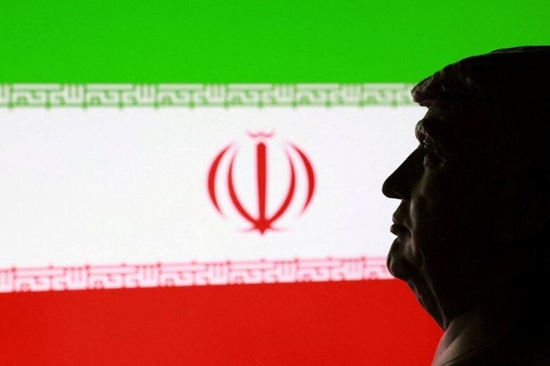 写真はイラン国旗と、トランプ米大統領の人形のイメージ。１月９日撮影。REUTERS/Dado Ruvic
