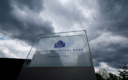 ６月２７日、欧州連合（ＥＵ）の銀行監督機関は、域内銀行が危機の際に資本不足を補うため活用する高リスク債券について、価値が上振れる可能性に懸念を示した。写真はフランクフルトのECB本部前で６日撮影（２０２４年　ロイター/Wolfgang Rattay）