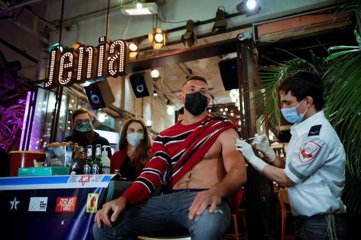 粋な計らい。ワクチンを打つと市からフリードリンクが１杯もらえる（イスラエルのテルアビブ、2月18日）　Corinna Kern-REUTERS