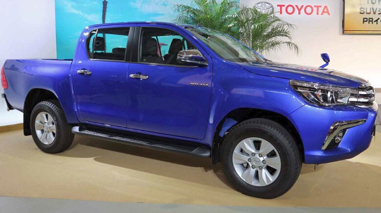 トヨタ自動車が9月12日に発売した、5人乗りの車室の後ろに大きな荷台がついているピックアップトラック「ハイラックス」。コアなファンを再び獲得できるか（記者撮影）