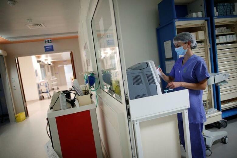 複数の製薬企業は、規制当局が向こう数週間でワクチンを承認してくれれば、ほぼ即座に世界各地の政府と協力して配布を始められるとしている。それには、だれがワクチン接種を受けるか、どんな順番で接種するかを決める必要がある。写真はパリ近郊の病院で10月撮影（2020年　ロイター／Benoit Tessier）