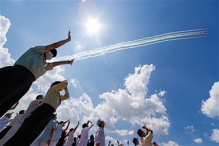 都内で新たに22人の新型コロナウイルスへの感染が確認された。写真は29日、医療従事者を励ますために行われたブルーインパルスの飛行。REUTERS/Issei Kato