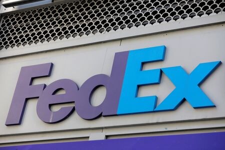 　７月２１日、米宅配大手フェデックスは、米国内の人口の少ない一部地方地域で８月１５日から日曜の配達を中止すると発表した。写真はマンハッタンで昨年９月撮影（２０２２年　ロイター／Andrew Kelly ）