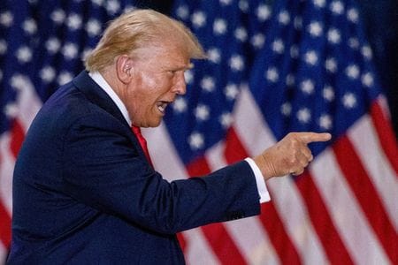共和党候補のトランプ前大統領（写真）が８日に行われた記者会見で、民主党の大統領候補ハリス副大統領と一時期交際していたとされるサンフランシスコ元市長ウィリー・ブラウン氏と、カリフォルニア州元知事のジェリー・ブラウン氏を混同する場面があった。７月撮影（２０２４年　ロイター/Carlos Osorio）