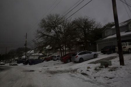 　５月６日、米テキサス州を今年２月に異例の寒波が襲い、天然ガスと電力市場が混乱に陥ったことで、天然ガス供給企業やパイプライン運営企業、コモディティーを取引する大手銀行が多額の利益を上げて「勝ち組」となった。２月、同州のサンマルコスで撮影（２０２１年　ロイター/Mikala Compton）