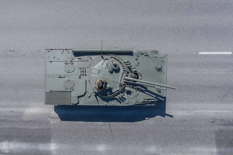 上から撮影したロシア軍のBMP-3歩兵戦闘車（2018年5月、モスクワ）　Andrey Kryuchenko-Shutterstock