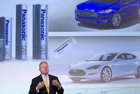 　１月４日、米電気自動車（ＥＶ）メーカー、テスラ・モーターズは、パナソニック<6752.T>と手掛けるネバダ州の工場「ギガファクトリー」でリチウムイオン電池セルの本格生産を開始したと発表した。写真は２０１５年１月、カリフォルニア州ラスベガスで行われた全米民生技術協会 (CTA) が主催する見本市「コンシューマー・エレクトロニクス・ショー」で同電池について話すジョセフ・テイラーパナソニック北米会長（２０１７年　ロイター／Steve Marcus）