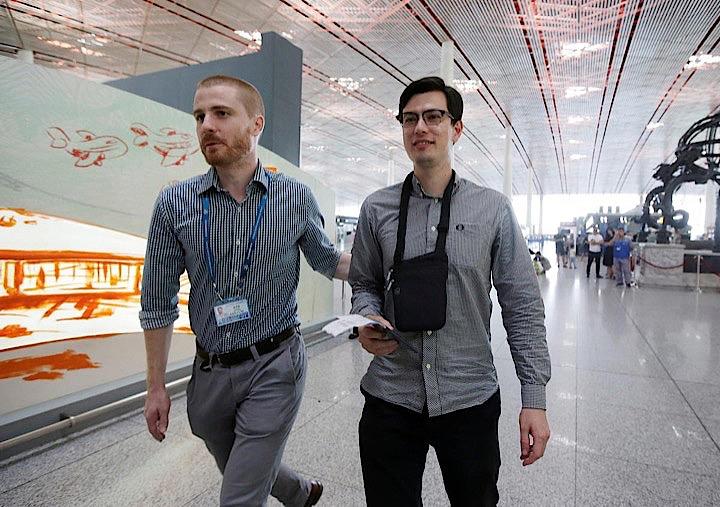 オーストラリアのモリソン首相は、北朝鮮で行方不明になっていたオーストラリアの学生アレック・シグリー氏が解放され、無事出国したと発表した。写真右は北京の空港から東京に向けて出発するシグリー氏（2019年　ロイター/Jason Lee）