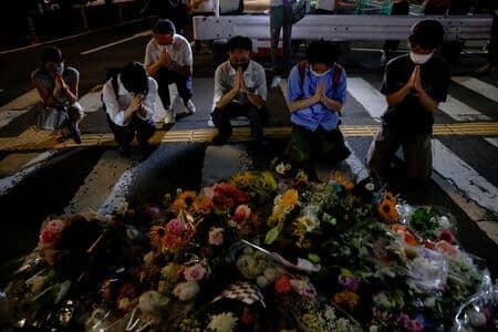 安倍晋三元首相が７月８日の選挙演説中に至近距離から撃たれ死亡した事件を受け、政治的暴力や銃犯罪が極めてまれな日本では、知名度の高い人物の警護に対する懸念が広がっている。街頭演説での要人警護について、海外の専門家に意見を聞いた。写真は、奈良市の近鉄大和西大寺駅付近の事件現場で祈る人々（２０２２年　ロイター/Issei Kato）