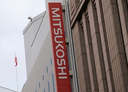 　５月１２日、三越伊勢丹ホールディングスが大幅反落。午前９時４５分現在、８％超安で東証１部の値下がり率第３位。１１日に２０２１年３月期の業績予想の開示を見送ったことが嫌気されている。写真は都内で２０１８年１月撮影（２０２０年　ロイター／Kim Kyung Hoon）
