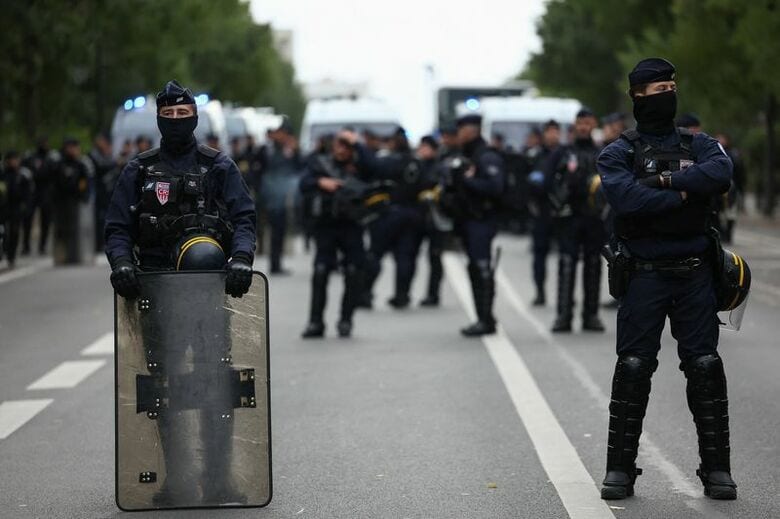 22日、パリで学生団体や労働組合が主催した抗議行動の最中、警戒にあたるフランス機動隊（ＣＲＳ）の隊員たち　REUTERS/Abdul Saboor