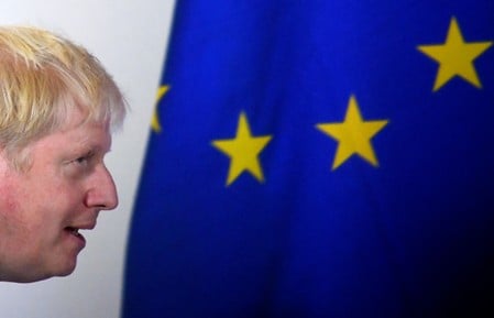 １０月２３日、英国は欧州連合（ＥＵ）に対し、１０月３１日の離脱期日を延長するよう要請している。写真はブリュッセルで１７日、ＥＵ旗の前を歩くジョンソン英首相（２０１９年　ロイター/Toby Melville）