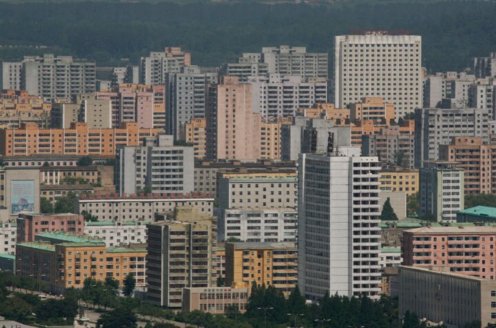 平壌市内中心部にある高級マンションの価格は夏頃から下落を始めた　Reinhard Krause-REUTERS