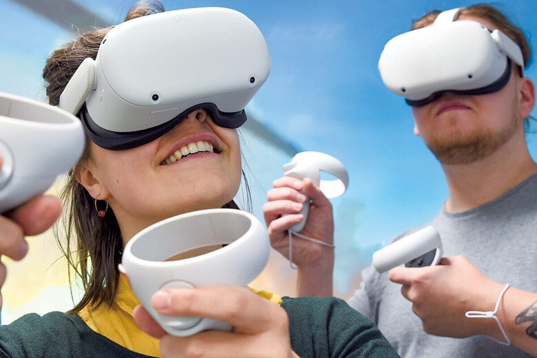 ドイツのライプチヒ大学でVRゴーグルを試用する学生たち。AIとの共生は必須だ　DPAｰPICTURE ALLIANCEｰREUTERS