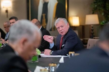 １１月１９日、  ヨルダンのアブドラ国王（写真）は、イスラエルによる「民間人への卑劣な戦争」がもたらしている人道上の惨事を終わらせるため、国際社会がパレスチナ自治区ガザにおける即時停戦を強く求めるべきとの考えを示した。アンマンで１３日撮影。ヨルダン王室提供（２０２３年　ロイター）