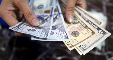 　１０月２日、ドルが主要通貨に対し急落。予想を大きく下回る米雇用統計を受けて、年内利上げのシナリオが揺らいだ（２０１５年　ロイター／Kham）