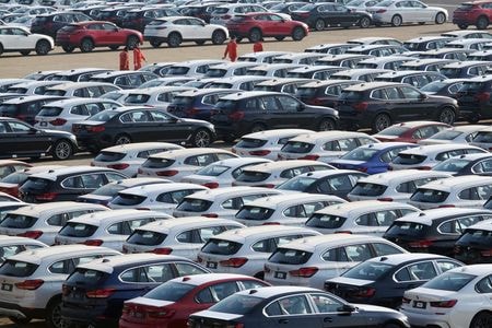 　中国汽車工業協会（ＣＡＡＭ）が１１日発表した１月の国内自動車販売台数は前年比１９．５％減の１４０万台だった。政府補助の縮小、需要減退を背景に２０２４年２月以来、約２年ぶりの大幅な減少となった。写真は大連港。チャイナ・デーリー提供（２０２６年　ロイター）