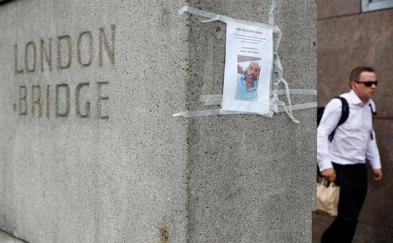 　６月５日、ロンドン襲撃事件で、警察は容疑者３人のうち２人の身元を特定した。写真はロンドン橋に貼られた行方不明者のポスターと通行人。同日撮影（２０１７年　ロイター／Peter Nicholls）
