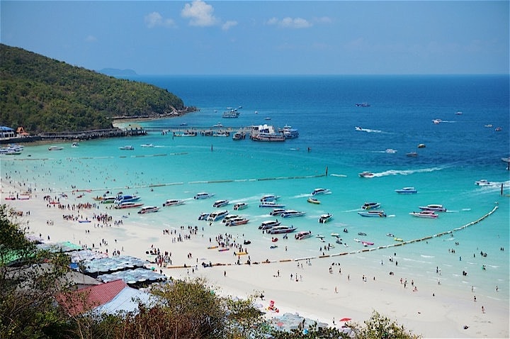 タイのビーチはスピードボートなどに乗ってくる観光客で混みあう。写真はパタヤのラン島。