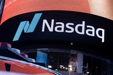 米大手証券取引所ナスダックは３日、特定の新規株式公開（ＩＰＯ）での最低調達額引き上げや、取引の薄い企業の売買停止・上場廃止手続き迅速化など、上場基準の厳格化を提案した。写真はナスダックのロゴ。米ニューヨークで２１年１２月撮影。（2025年 ロイター/Jeenah Moon/File Photo）