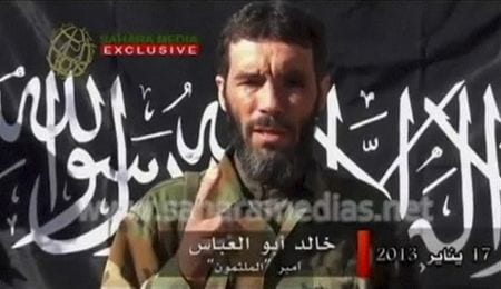 ６月１４日、リビアの暫定政府は、イスラム武装勢力の指導者でアルジェリア出身のモフタール・ベルモフタール容疑者（写真）が米軍の空爆で死亡したと発表した。撮影日不明（２０１５年　ロイター/Reuters TV）