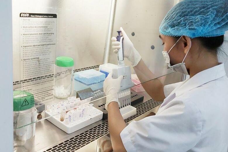 体内での新型コロナウイルスの増殖を防ぐ上で、少なくとも10種類の薬剤化合物が有効である可能性が、米国とフランスの科学者らによる研究で明らかになった。 3月撮影。提供写真（2020年　ロイター/Viet A Corp/Handout via REUTERS）