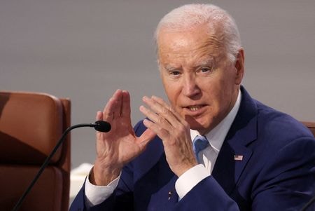 　  １１月１７日、２０２４年米大統領選でバイデン大統領とトランプ前大統領の二者択一を迫られそうな事態を前に、多くの米国民は、もっと若くて国を分断しない別の選択肢を切望している。写真は１６日、サンフランシスコで火開かれたAPEC首脳会議に出席したバイデン氏（２０２３年　ロイター/Brittany Hosea-Small）
